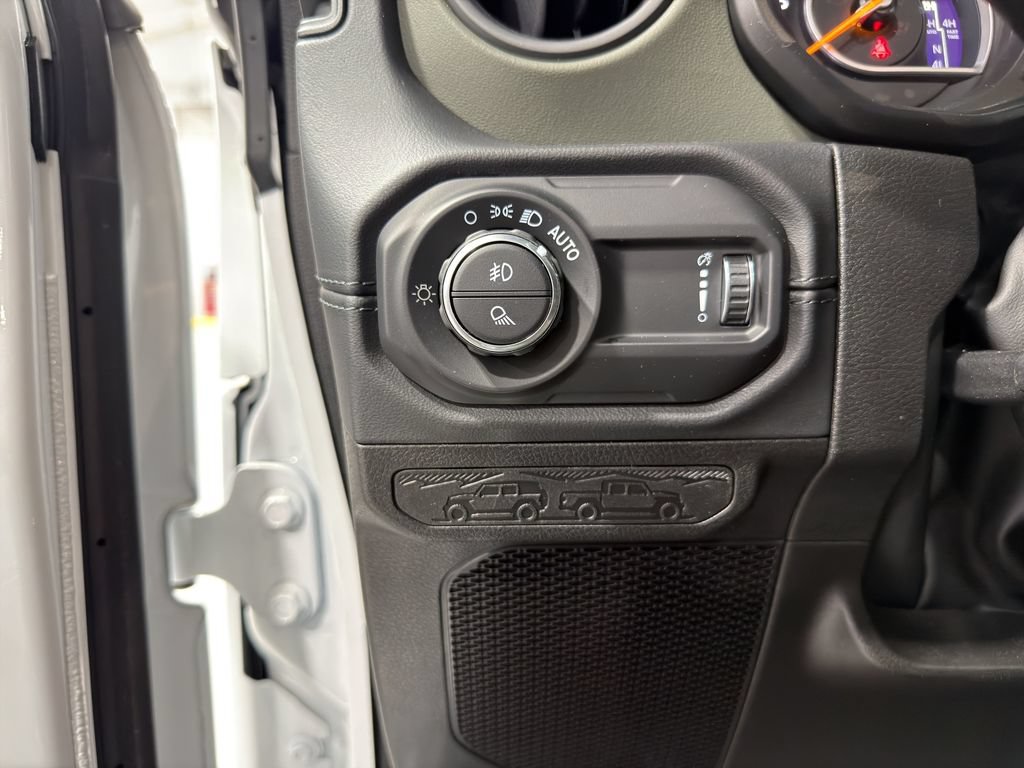 Used 2024 Jeep Gladiator Mojave AWD/4WD image 22