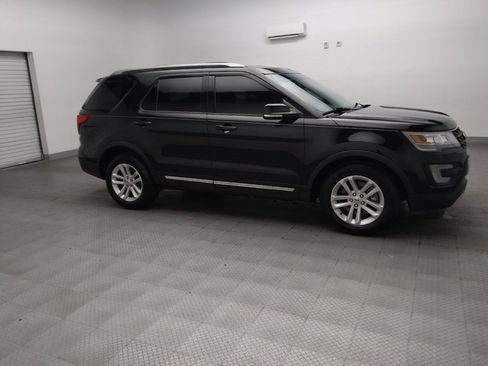 Used 2017 Ford Explorer XLT w/ Equipment Group 202A FWD image 11