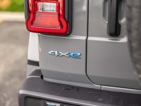 Used 2023 Jeep Wrangler Unlimited Sahara AWD/4WD image 15