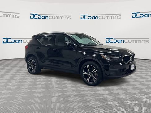 Used 2023 Volvo XC40 B5 Core AWD/4WD image 2