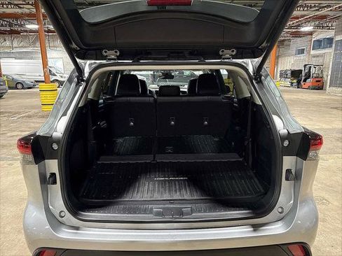 Certified 2025 Toyota Highlander XLE image 11