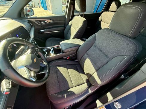 Used 2025 Chevrolet Traverse LT image 12