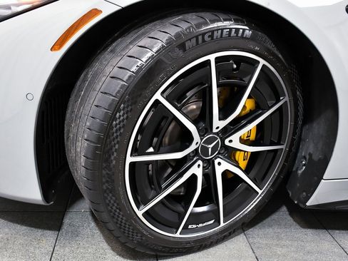 Used 2022 Mercedes-Benz SL 63 AMG 4MATIC w/ Driver Assistance Package image 9