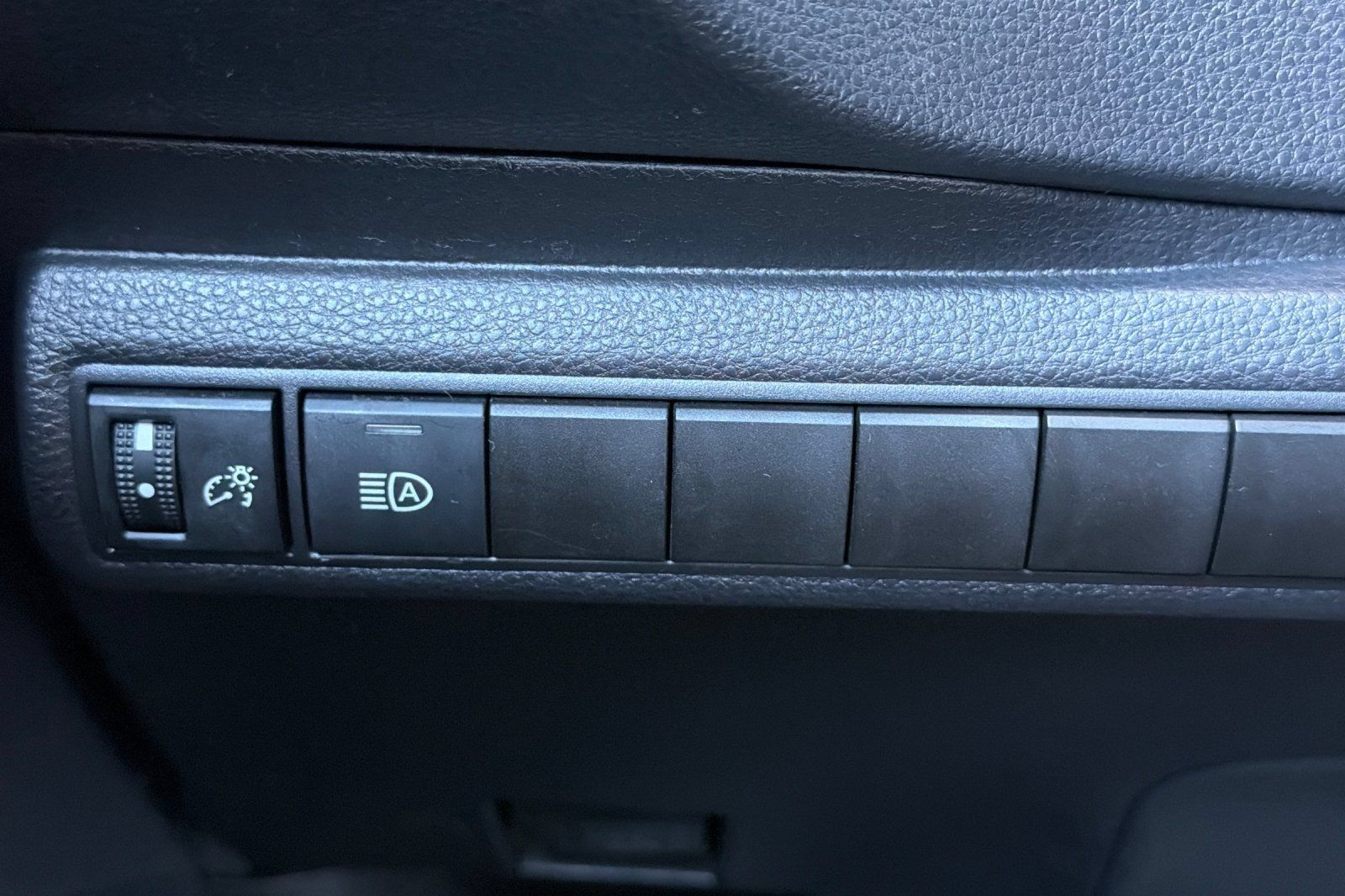 Used 2025 Toyota Corolla LE FWD image 33