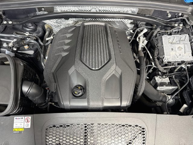 Used 2023 Porsche Macan w/ Premium Package Plus AWD/4WD image 38