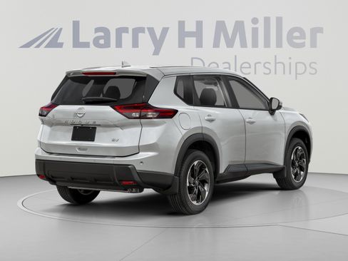 Used 2025 Nissan Rogue SV FWD image 2
