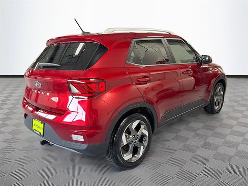 Used 2024 Hyundai Venue Limited image 4