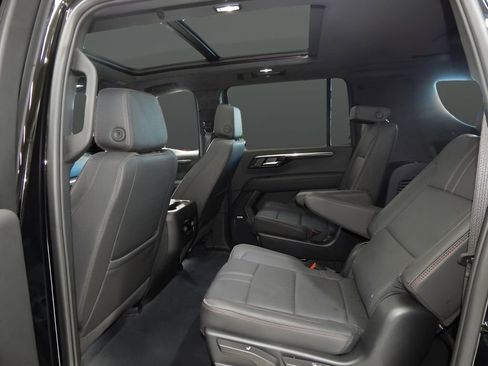 Used 2025 Chevrolet Suburban RST w/ Comfort Package AWD/4WD image 21