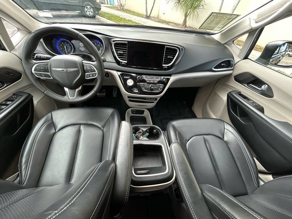 Used 2023 Chrysler Pacifica Touring-L FWD image 12