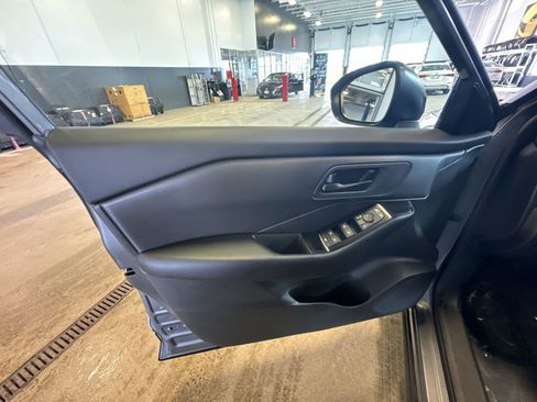 Used 2025 Nissan Rogue S image 19