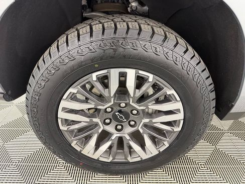 Used 2025 Chevrolet Suburban Z71 AWD/4WD image 12