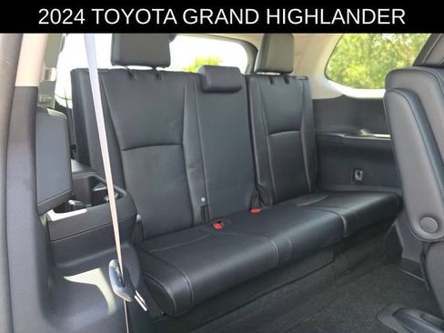 Used 2024 Toyota Grand Highlander AWD image 15