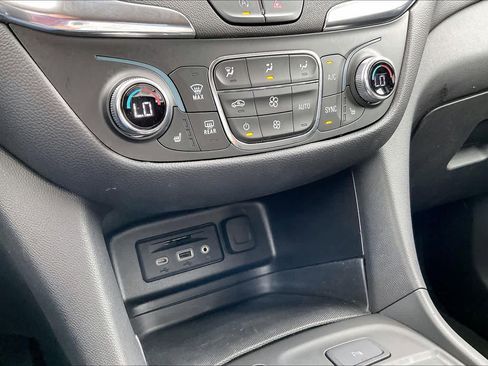 Used 2023 Chevrolet Equinox LT AWD/4WD image 32