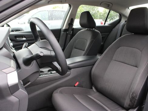 Used 2025 Nissan Altima 2.5 SV FWD image 13