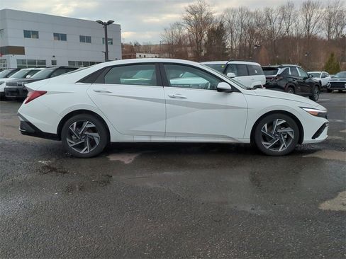 Certified 2025 Hyundai Elantra SEL image 2