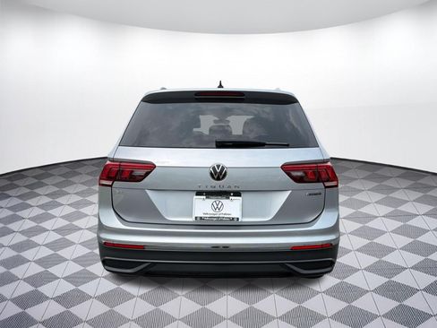 Used 2022 Volkswagen Tiguan SE w/ Panoramic Sunroof Package AWD/4WD image 9