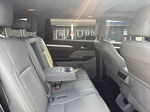 Used 2018 Toyota Highlander XLE FWD image 19