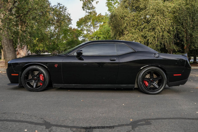 Used 2016 Dodge Challenger SRT Hellcat RWD image 3