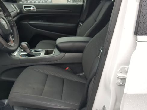 Used 2019 Jeep Grand Cherokee Laredo AWD/4WD image 16