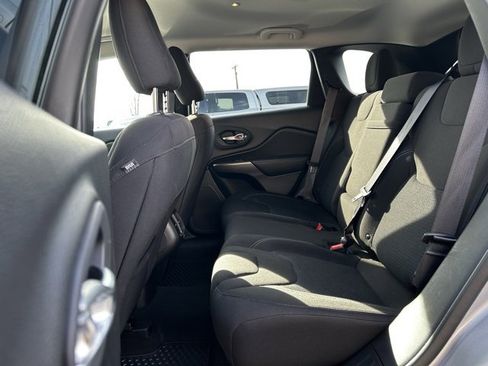 Used 2019 Jeep Cherokee Latitude w/ Cold Weather Group image 18