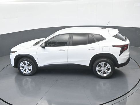Used 2024 Chevrolet Trax LS FWD image 46