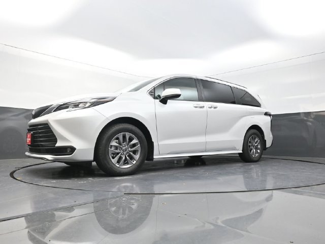 Used 2026 Toyota Sienna XLE FWD image 32