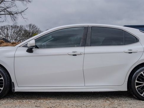 Used 2019 Toyota Camry SE image 2