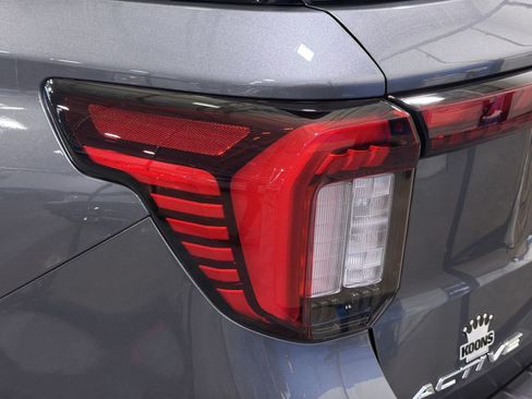 Used 2025 Ford Explorer Active RWD image 17