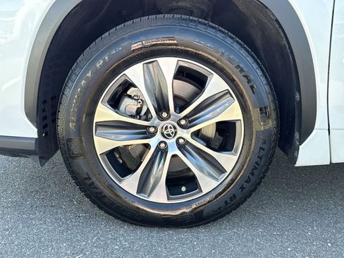 Used 2022 Toyota Highlander XLE image 12