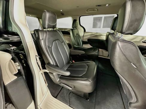Certified 2024 Chrysler Pacifica Touring-L FWD image 38