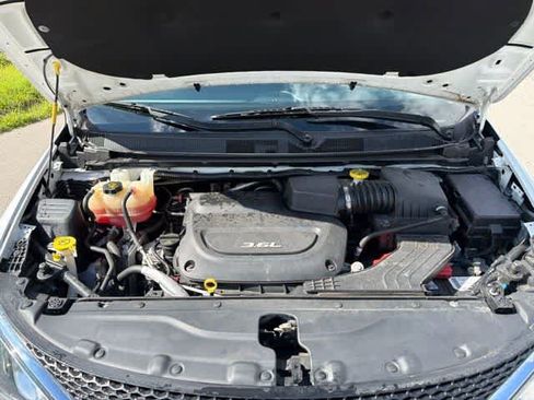 Used 2019 Chrysler Pacifica Touring-L FWD image 4
