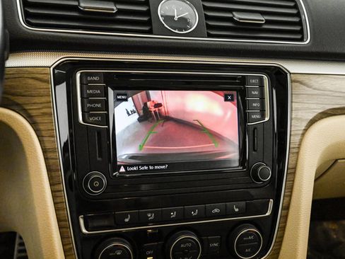 Used 2017 Volkswagen Passat 1.8T SEL Premium image 14