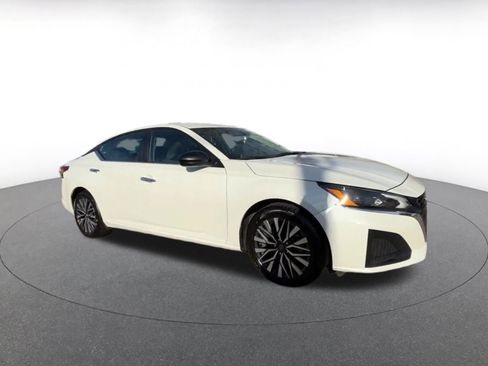 Used 2025 Nissan Altima 2.5 SV image 2