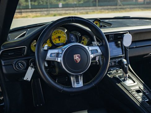 Used 2015 Porsche 911 Turbo S image 18