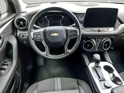 Used 2025 Chevrolet Blazer LT FWD image 12