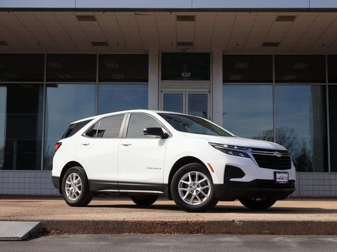 Used 2022 Chevrolet Equinox LS w/ LS Convenience Package image 2