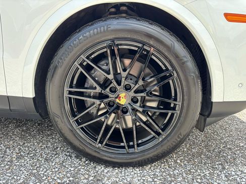 Used 2024 Porsche Cayenne AWD/4WD image 36