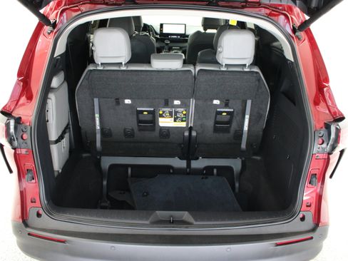 Used 2026 Toyota Sienna XLE FWD image 34