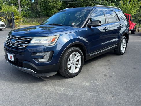 Used 2016 Ford Explorer XLT w/ Equipment Group 202A FWD image 3