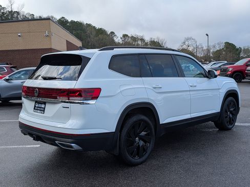 Used 2024 Volkswagen Atlas SE w/ Black Wheel Package image 9