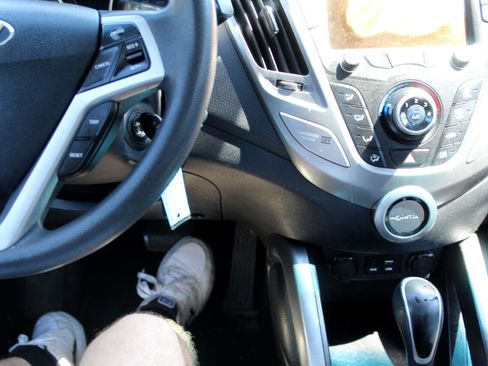 Used 2016 Hyundai Veloster image 11