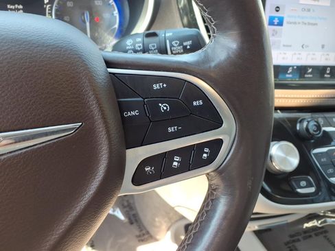 Used 2021 Chrysler Pacifica Touring-L image 9