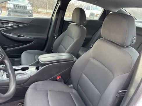 Used 2017 Chevrolet Malibu LT image 3