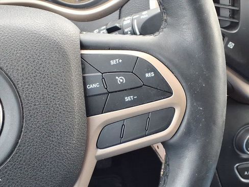 Used 2017 Jeep Cherokee Latitude w/ Cold Weather Group image 27