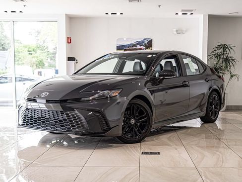 Used 2025 Toyota Camry SE w/ Convenience Package FWD image 1