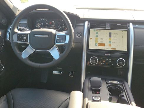 New 2025 Land Rover Discovery Dynamic SE image 19