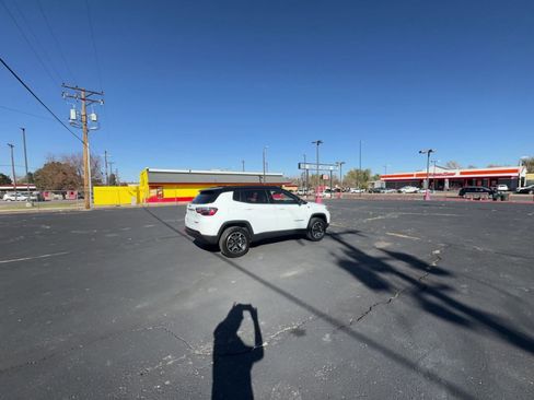 Used 2025 Jeep Compass Trailhawk image 12