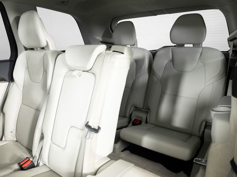 Used 2016 Volvo XC90 T6 Momentum image 18