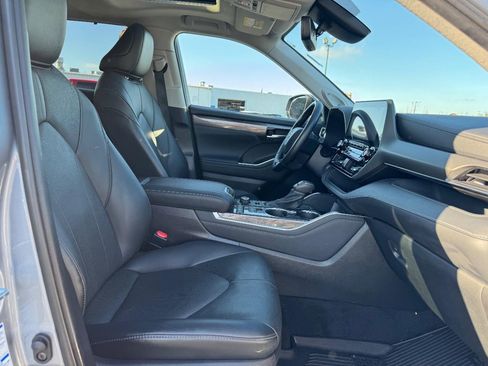 Used 2021 Toyota Highlander Limited image 17