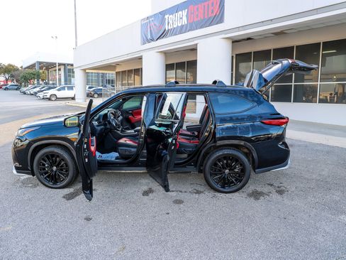 Used 2023 Toyota Highlander XSE image 11